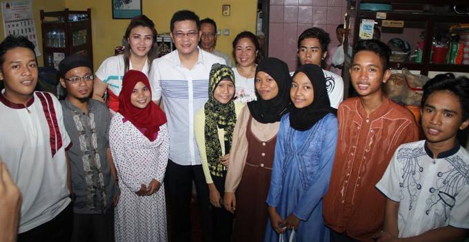 Mampir ke Nasi Kuning Saroja, HJP dan Isteri Diajak Foto Bareng