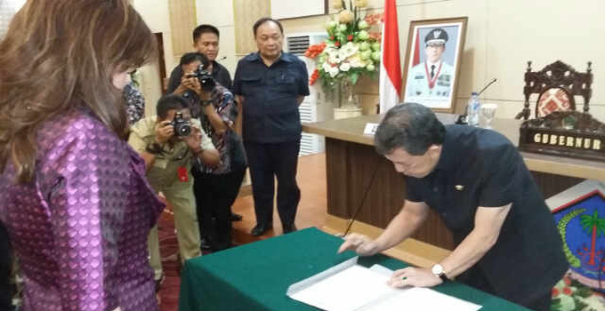 Bupati Minsel Tandatangani Dokumen Perijinan Minerba Dihadapan Gubernur Sulut 8 tetty parun tu
