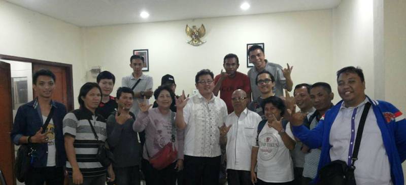 ToRa bersama wartawan pos liputan kantor DPRD Kota Manado