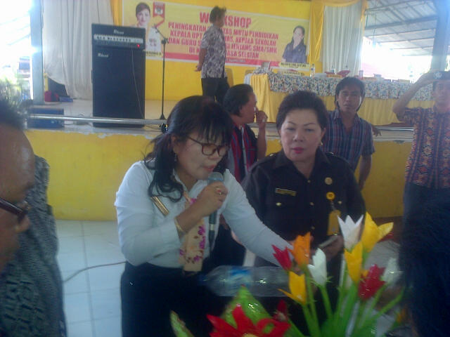 salah-satu-Kepsek-sedang-menunjukan-merangkai-bunga.jpg Kepsek SMA/SMK Se-Minsel Buat Kerajinan Di Workshop Peningkatan Kualitas Mutu Pendidikan