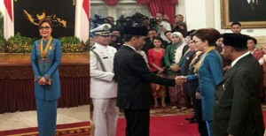 Presiden RI Joko Widodo Kalungkan Penghargaan Bintang Jasa Utama Kepada Christiany E. Paruntu