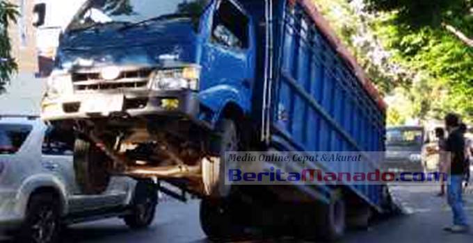 Diduga Kelebihan Muatan Truk Oleng BeritaManado com 