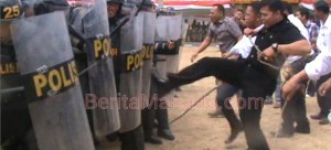 Tim Dalmas Minut Pukul Mundur Pendemo di Kantor KPU