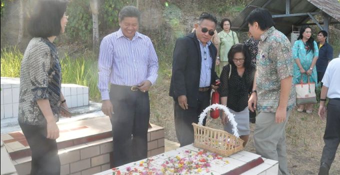 BERITA FOTO: Jelang Diesnatalis ke 54, Ellen Kumaat Lakukan Ziarah