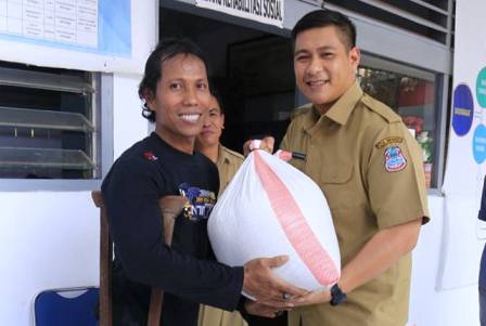 Harley Mangindaan Serahkan Langsung Bantuan Bagi PMKS