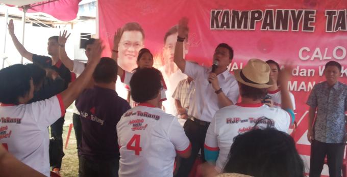 Usai orasi HJP dan tim menyanyi bersama warga di Kairagi Dua