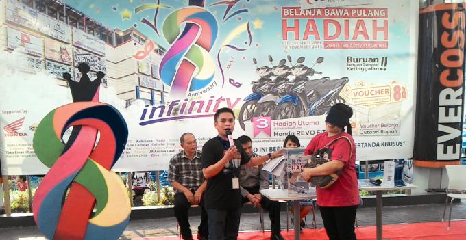 Voucher Belanja Rp 4 juta dibawa Pulang Pengunjung itCenter dari Tondano