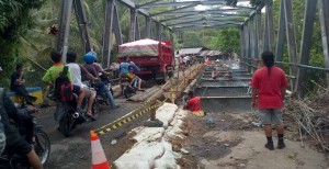Astaga.. Lewat Jembatan Dinambunan Bisa Antri Berjam-jam