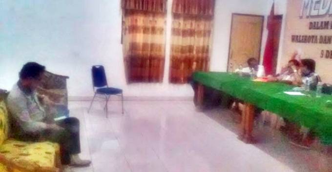 Komisioner KPU Manado Dikurung Dalam Ruangan