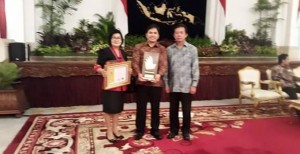 Singal Terima Penghargaan Produktifitas Paramakarya 2015