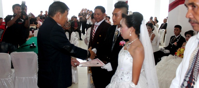 Pemkab Mitra Gelar Nikah Massal Bagi 176 Pasang 11 penyerahan akta nikah 1