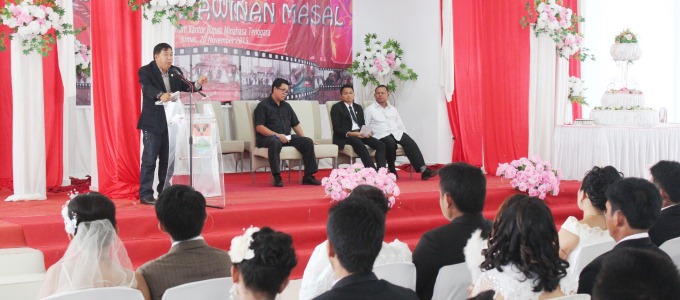 Pemkab Mitra Gelar Nikah Massal Bagi 176 Pasang 10 sambutan james sumendap 4