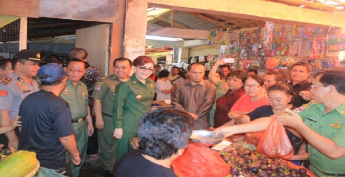 Tetty Paruntu Resmikan Pasar Rakyat Nusantara di Tatapaan 8 tetty paruntu di pasar