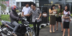 Kejari Tondano Bagi-bagi Stiker Anti Korupsi