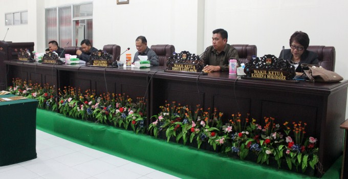 APBD 2016 Mitra Prioritas Program Pro Rakyat 9 Pimpinan DPRD Mitra bersama bupati dan wakil bupati pada Paripurna pengesahan Ranperda APBD 2016 menjadi Perda