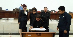 Rapat Paripurna Sempat di Skors, DPRD Minsel Akhirnya Menyetujui RAPBD Tahun 2016