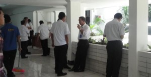 Sementara Rapat Paripurna Ini yang Dilakukan Pejabat Pemprov Diluar Ruangan