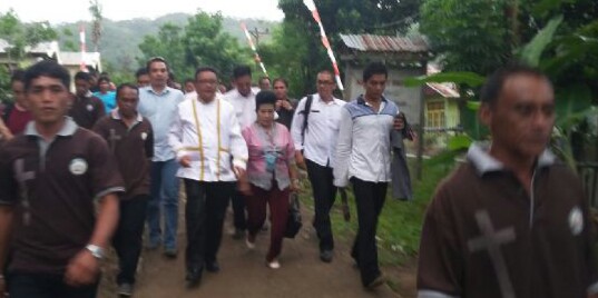 Usai Hadiri Tulude, Maurits Diantar Ribuan Masyarakat Lembeh