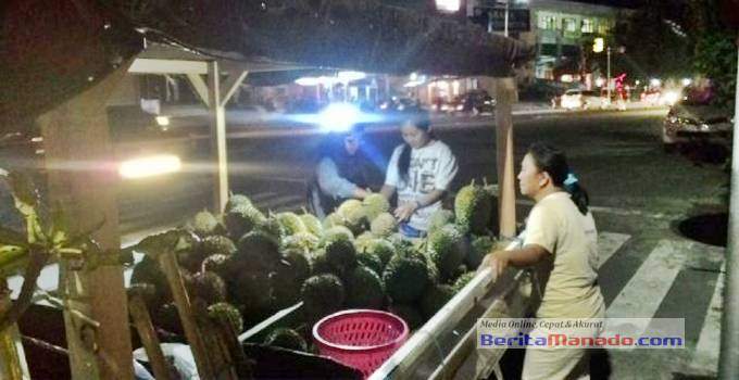 Pedagang durian di Manado