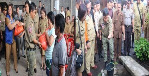 Bupati Serahkan Bantuan dan Pantau Sumur Warga