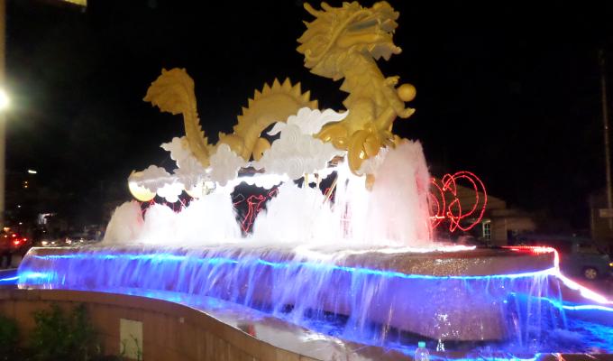 Jelang Imlek, Ada Naga Cantik Depan Megamall