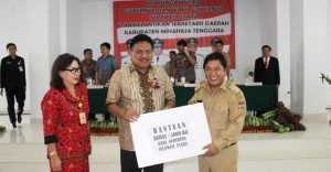 Gubernur Serahkan 5 Ton Beras Untuk Korban Erupsi Soputan