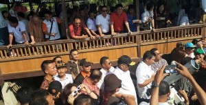 Takjub Fenomena Alam Gerhana Matahari, Ini Pesan Olly Dondokambey
