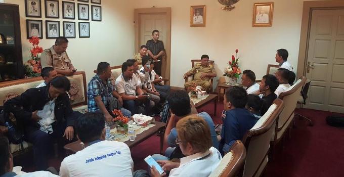 Dialog Kekerabatan di Ruang Kerja Gubernur, Ini yang Dikatakan Olly Dondokambey kepada Wartawan