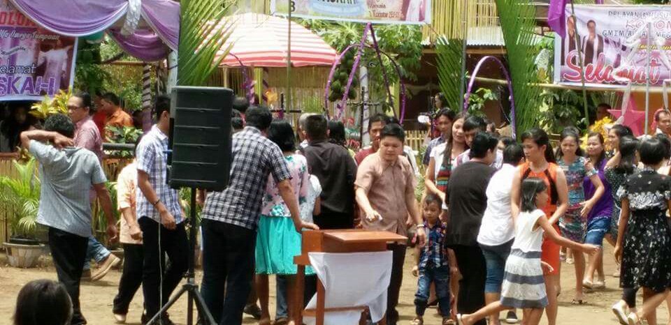 Jemaat GMIM Alfa Omega Tumpaan Ibadah Paskah di Lapangan Terbuka