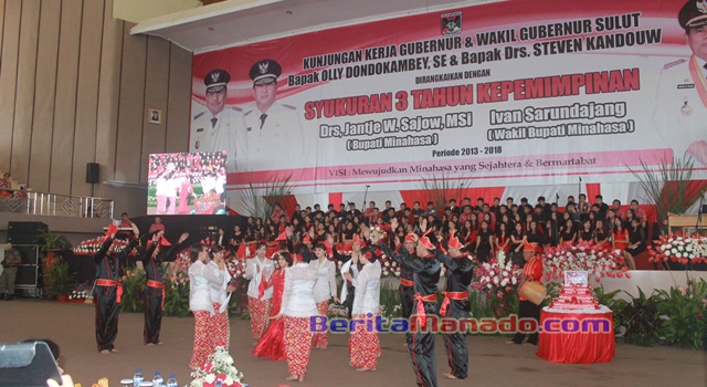 Penampilan Tarian Maengket Persembahan Dinas Pariwisata dan Kebudayaan Kabupaten Minahasa