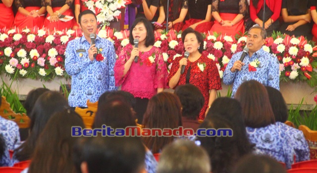 Jantje Wowiling Sajow dan Ivan Sarundajang Saat Membawakan Puji-pujian Bersama Isteri