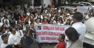 BERITA FOTO: Demo Net Invest di DPRD Sulut