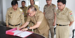 Disaksikan Bupati James Sumendap, SKPD Tandatangani Perjanjian Kinerja