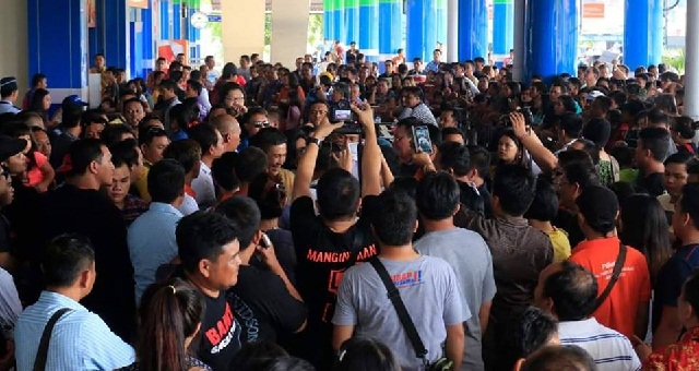 Usai Berjuang di MK, Harley Mangindaan Dijemput Pendukung