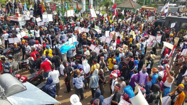 Ribuan pengusaha perikanan dan nelayan ketika bergerak ke KKP