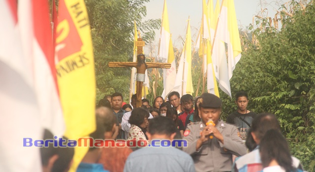 Suasana Penjemputan Salib IYD Manado 2016