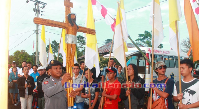 Salib IYD Manado 2016 Tiba di Gereja Katolik St. Fransiskus Dari Asisi Stasi Totolan