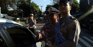 Kampanye Keselamatan Lalu Lintas, Lantas Minut Bagi-Bagi Bunga di Jalan