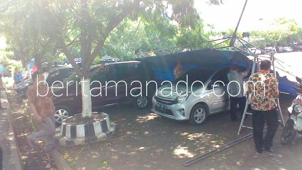Tujuh unit mobil milik PNS yang tertimpa tenda