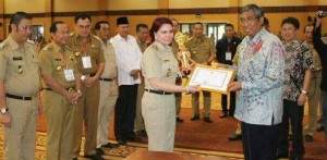 Vonnie Panambunan Terima Penghargaan Anugerah Pangripta Nusantara 