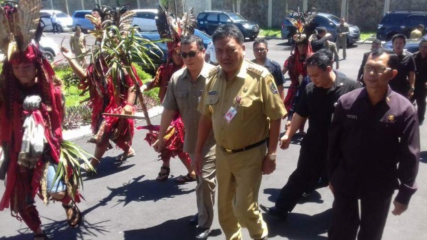 TETTY PARUNTU Dan FRANKY WONGKAR Sambut OLLY Dengan Kabasaran