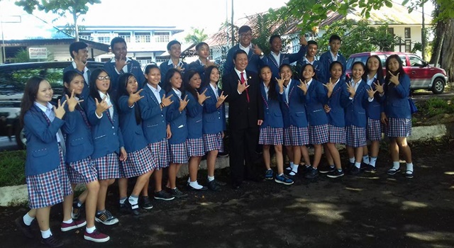 Wakil Bupati Ivan Sarundajang Bersama Siswa-Siswi Salah Satu Sekolah di Tondano