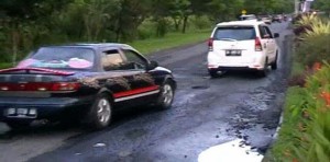 Musim Hujan, Waspada Jebakan di Jalan Ir Soekarno!