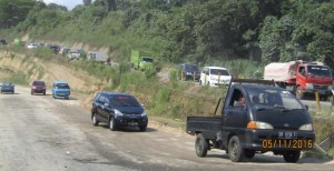 Kontraktor Pelit, Persimpangan Ringroad-Maumbi Masih Rusak Parah