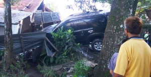 Astaga !!! Mobil Dinas Wakil Bupati Mitra Tabrak Rumah Warga