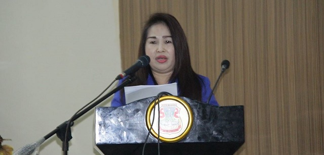 Deasy Roring membacakan laporan hasil pembahasan LKPJ