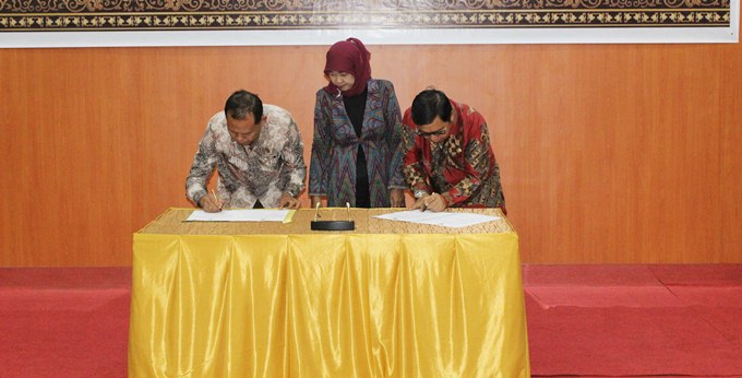 BUPATI DAN KETUA DPRD MENENDATANGANI BERITA ACARA DISAKSIKAN KETUA BPK RI PERW SULUT