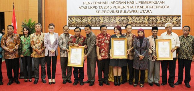 FOTO BERSAMA SEJUMLAH KEPALA DAERAH SETELAH MENERIMA PIAGAM PENGHARGAAAN