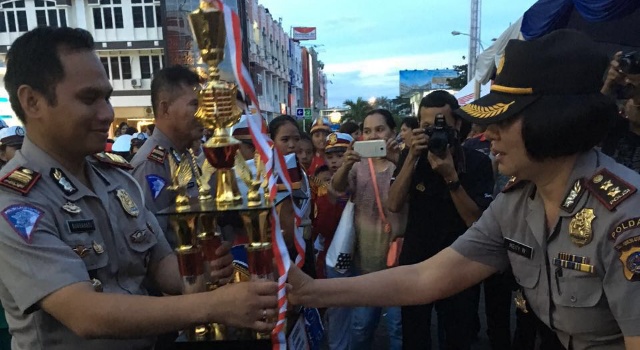 Kasat Lantas Polres Minut AKBP Nugrahadi Kusuma saat menerima piala juara pertama Pocil.