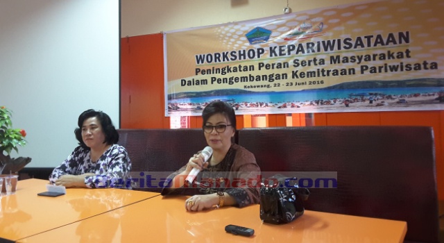 Kepala Disbudpar Minut membawakan materi.
